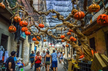Fiesta Major de Gracia, Carrer Fraternitat de baix, Barcelona, İspanya - Ağustos 2019. Gracia ilçesinin dekore edilmiş caddeleri. 