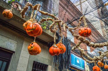 Fiesta Major de Gracia, Carrer Fraternitat de baix, Barcelona, İspanya - Ağustos 2019. Gracia ilçesinin dekore edilmiş caddeleri. 