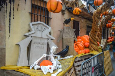 Fiesta Major de Gracia, Carrer Fraternitat de baix, Barcelona, İspanya - Ağustos 2019. Gracia ilçesinin dekore edilmiş caddeleri. 