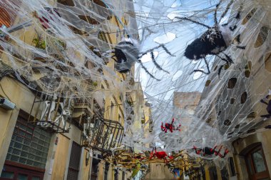 Fiesta Major de Gracia, Carrer Fraternitat de baix, Barcelona, İspanya - Ağustos 2019. Gracia ilçesinin dekore edilmiş caddeleri. 