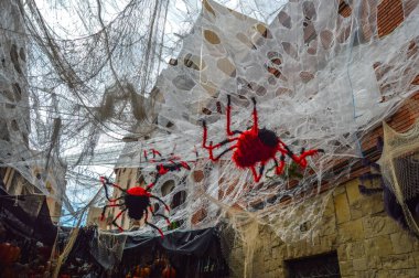Fiesta Major de Gracia, Carrer Fraternitat de baix, Barcelona, İspanya - Ağustos 2019. Gracia ilçesinin dekore edilmiş caddeleri. 