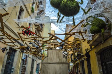 Fiesta Major de Gracia, Carrer Fraternitat de baix, Barcelona, İspanya - Ağustos 2019. Gracia ilçesinin dekore edilmiş caddeleri. 
