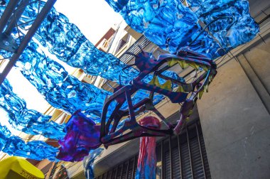 Fiesta Major de Gracia, Carrer de Jesus, Barcelona, İspanya - Ağustos 2019. Gracia ilçesinin dekore edilmiş caddeleri. 
