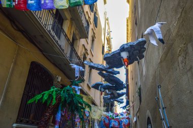 Fiesta Major de Gracia, Carrer de Jesus, Barcelona, İspanya - Ağustos 2019. Gracia ilçesinin dekore edilmiş caddeleri. 