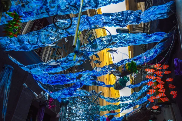 Fiesta Major de Gracia, Carrer de Jesus, Barcelona, İspanya - Ağustos 2019. Gracia ilçesinin dekore edilmiş caddeleri. 