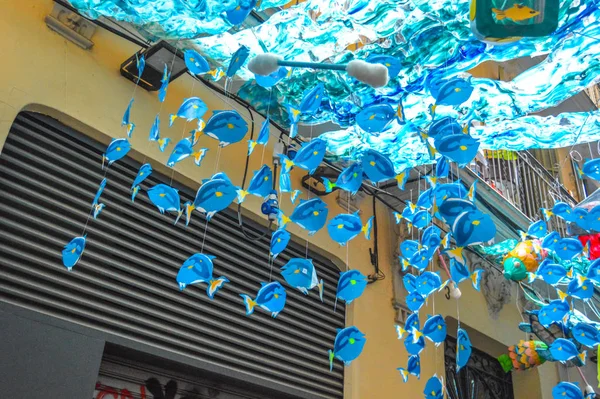 Fiesta Major de Gracia, Carrer de Jesus, Barcelona, İspanya - Ağustos 2019. Gracia ilçesinin dekore edilmiş caddeleri. 