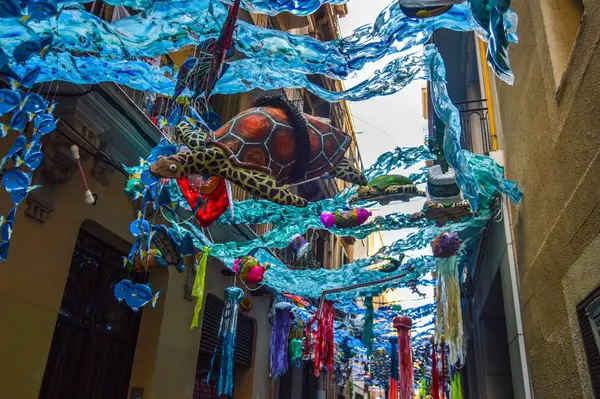 Fiesta Major de Gracia, Carrer de Jesus, Barcelona, İspanya - Ağustos 2019. Gracia ilçesinin dekore edilmiş caddeleri. 