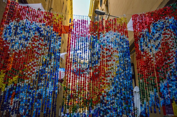 Fiesta Major de Gracia, Carrer de Jesus, Barcelona, İspanya - Ağustos 2019. Gracia ilçesinin dekore edilmiş caddeleri. 