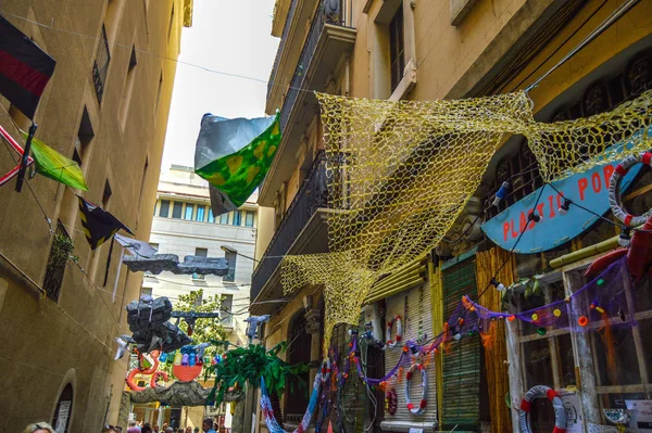 Fiesta Major de Gracia, Carrer de Jesus, Barcelona, İspanya - Ağustos 2019. Gracia ilçesinin dekore edilmiş caddeleri. 