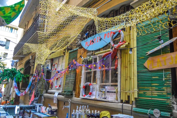 Fiesta Major de Gracia, Carrer de Jesus, Barcelona, İspanya - Ağustos 2019. Gracia ilçesinin dekore edilmiş caddeleri. 