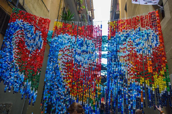 Fiesta Major de Gracia, Carrer de Jesus, Barcelona, İspanya - Ağustos 2019. Gracia ilçesinin dekore edilmiş caddeleri. 