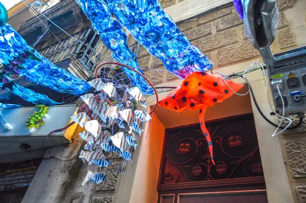 Fiesta Major de Gracia, Carrer de Jesus, Barcelona, İspanya - Ağustos 2019. Gracia ilçesinin dekore edilmiş caddeleri. 