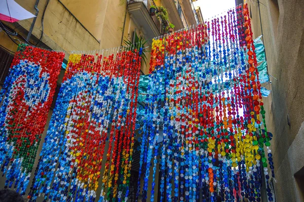 Fiesta Major de Gracia, Carrer de Jesus, Barcelona, İspanya - Ağustos 2019. Gracia ilçesinin dekore edilmiş caddeleri. 