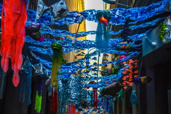 Fiesta Major de Gracia, Carrer de Jesus, Barcelona, İspanya - Ağustos 2019. Gracia ilçesinin dekore edilmiş caddeleri. 