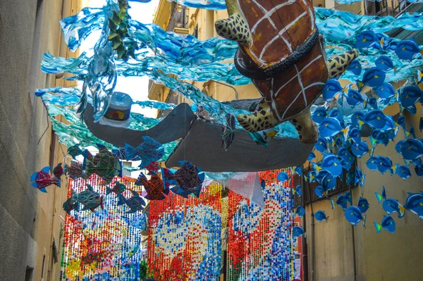 Fiesta Major de Gracia, Carrer de Jesus, Barcelona, İspanya - Ağustos 2019. Gracia ilçesinin dekore edilmiş caddeleri. 