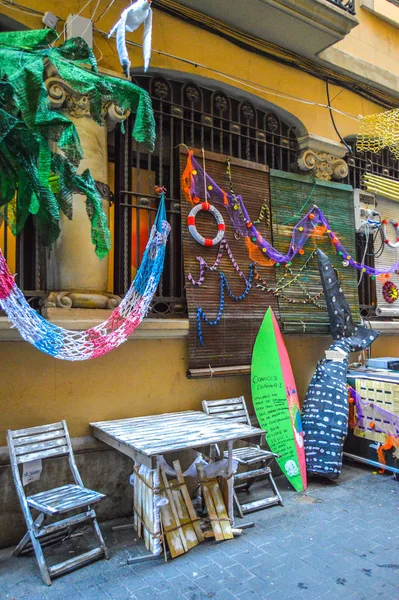 Fiesta Major de Gracia, Carrer de Jesus, Barcelona, İspanya - Ağustos 2019. Gracia ilçesinin dekore edilmiş caddeleri. 