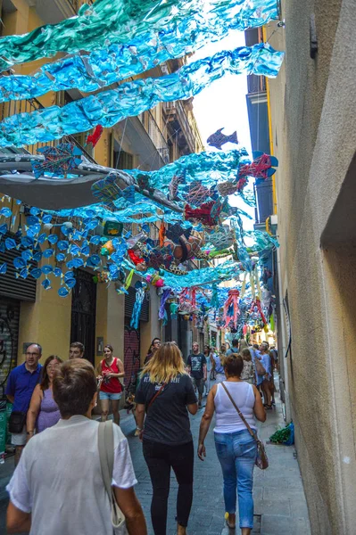 Fiesta Major de Gracia, Carrer de Jesus, Barcelona, İspanya - Ağustos 2019. Gracia ilçesinin dekore edilmiş caddeleri. 