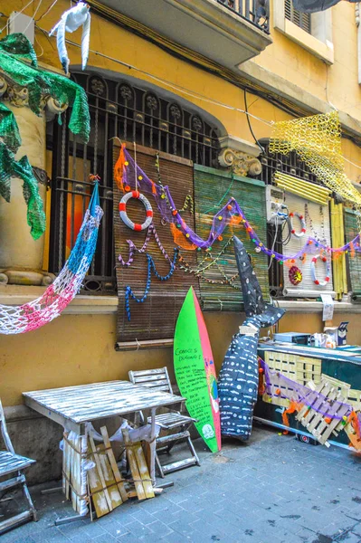 Fiesta Major de Gracia, Carrer de Jesus, Barcelona, İspanya - Ağustos 2019. Gracia ilçesinin dekore edilmiş caddeleri. 