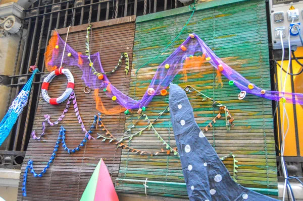 Fiesta Major de Gracia, Carrer de Jesus, Barcelona, İspanya - Ağustos 2019. Gracia ilçesinin dekore edilmiş caddeleri. 