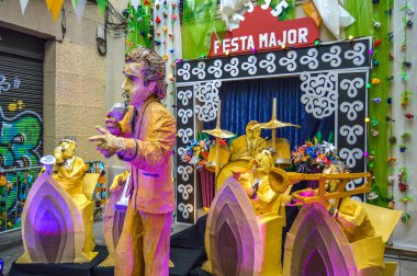 Fiesta Major de Gracia, Carrer Ciudad Real, Barcelona, İspanya - Ağustos 2019. Gracia ilçesinin dekore edilmiş caddeleri. 