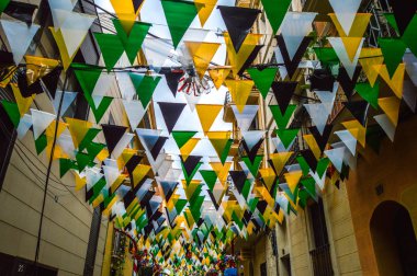 Fiesta Major de Gracia, Carrer Ciudad Real, Barcelona, İspanya - Ağustos 2019. Gracia ilçesinin dekore edilmiş caddeleri. 