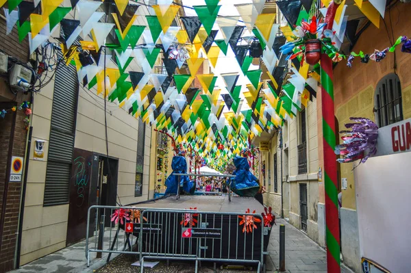 Fiesta Major de Gracia, Carrer Ciudad Real, Barcelona, İspanya - Ağustos 2019. Gracia ilçesinin dekore edilmiş caddeleri. 