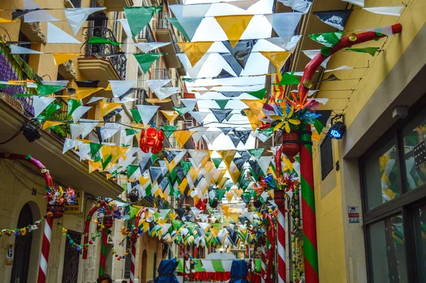 Fiesta Major de Gracia, Carrer Ciudad Real, Barcelona, İspanya - Ağustos 2019. Gracia ilçesinin dekore edilmiş caddeleri. 
