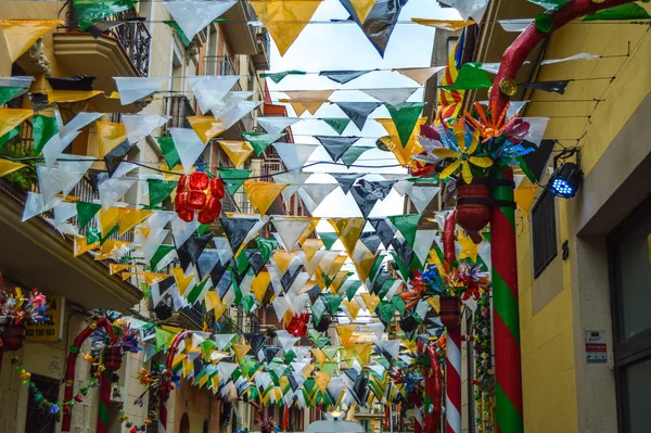 Fiesta Major de Gracia, Carrer Ciudad Real, Barcelona, İspanya - Ağustos 2019. Gracia ilçesinin dekore edilmiş caddeleri. 