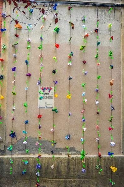 Fiesta Major de Gracia, Carrer Ciudad Real, Barcelona, İspanya - Ağustos 2019. Gracia ilçesinin dekore edilmiş caddeleri. 