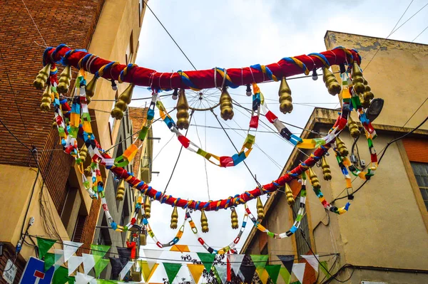 Fiesta Major de Gracia, Carrer Ciudad Real, Barcelona, İspanya - Ağustos 2019. Gracia ilçesinin dekore edilmiş caddeleri. 