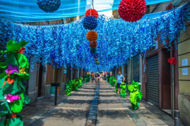 Fiesta Major de Gracia, Carrer Berga, Barcelona, İspanya - Ağustos 2019. Gracia ilçesinin dekore edilmiş caddeleri. 