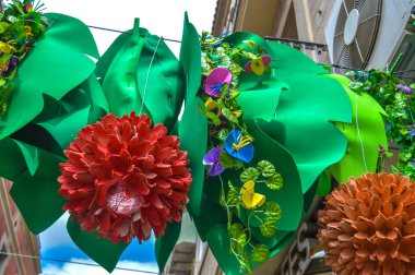 Fiesta Major de Gracia, Carrer Berga, Barcelona, İspanya - Ağustos 2019. Gracia ilçesinin dekore edilmiş caddeleri. 