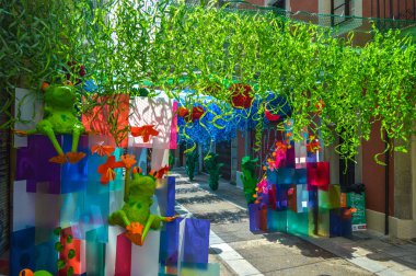 Fiesta Major de Gracia, Carrer Berga, Barcelona, İspanya - Ağustos 2019. Gracia ilçesinin dekore edilmiş caddeleri. 