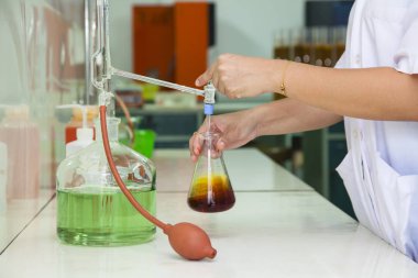 Laboratuvarda çalışan bilim adamı..
