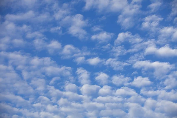 O vasto céu azul e nuvens céu — Fotografia de Stock