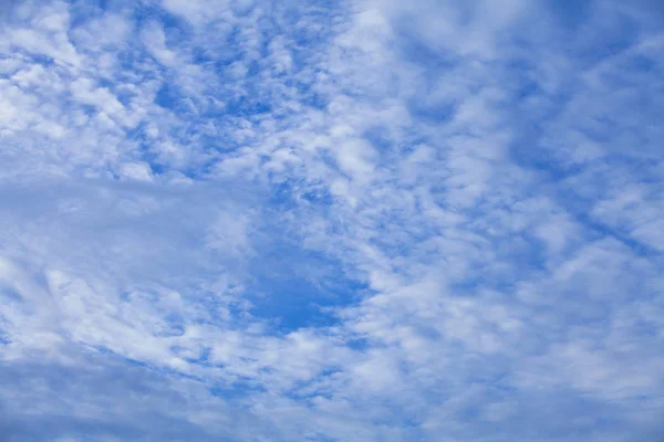 広大な青空と雲の空 — ストック写真