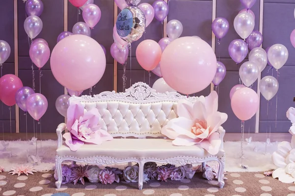 Милая комната с розовым и фиолетовым шариками . Лицензионные Стоковые Фото