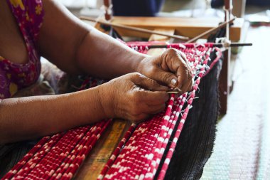 yaşlı bir kadın elinde 