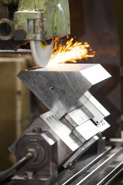 Efterbehandling metallyta på horisontella grinder maskin — Stockfoto
