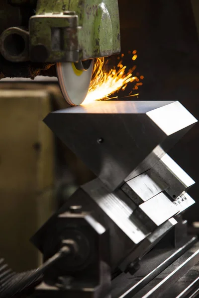 Finishing metal surface on horizontal grinder machine — Stock Photo, Image