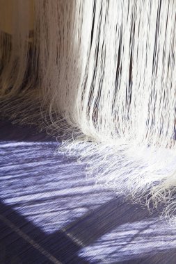 Eski dokuma tezgâhı ve iplik iplik.