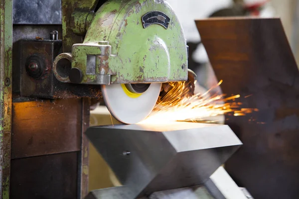 Finishing metal surface on horizontal grinder machine — Stock Photo, Image