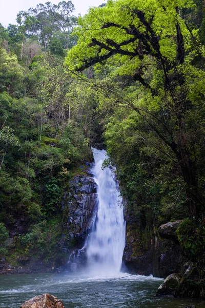 Yong Wasserfall Nationalpark ist eine der Attraktionen von Nakhon — Stockfoto