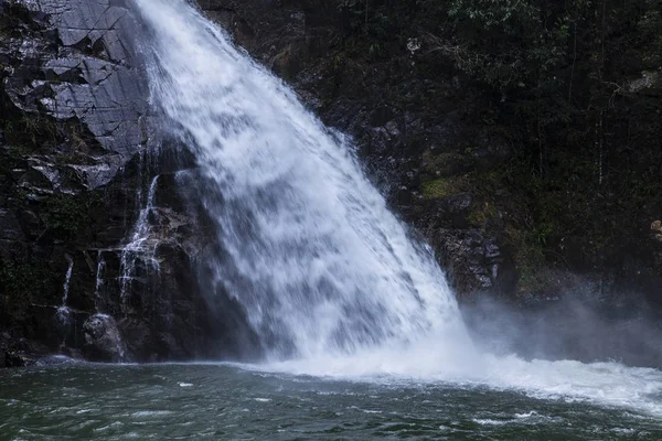 Yong Wasserfall Nationalpark ist eine der Attraktionen von Nakhon — Stockfoto