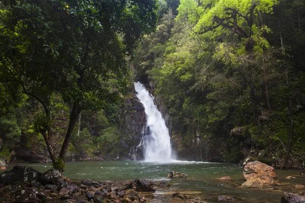 Yong Wasserfall Nationalpark ist eine der Attraktionen von Nakhon — Stockfoto