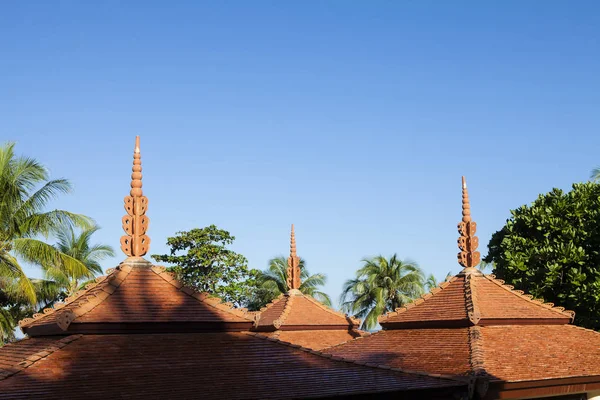 Красиві Помаранчевого Дах Будівництво Сучасного Thai House — стокове фото