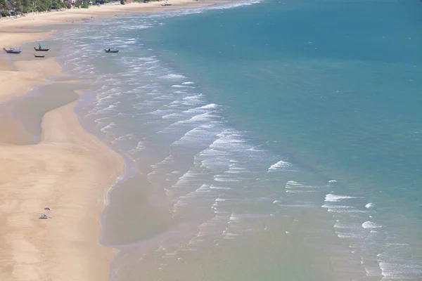 Onda e praia de areia para fundo . — Fotografia de Stock