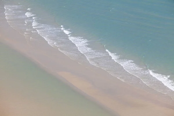 Wellen und Sandstrand als Hintergrund. — Stockfoto