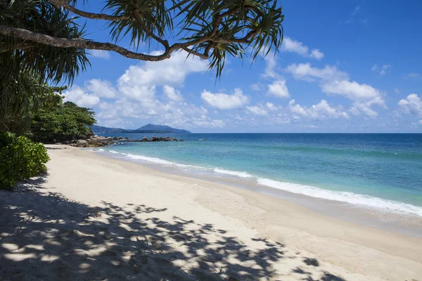 Tropisk strand landskap på Andamansjön i Phuket, — Stockfoto