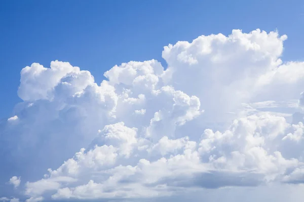 Белые пушистые облака в голубом небе. — стоковое фото